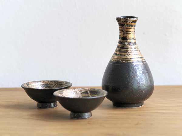 Sake Set in Gold-decorated ceramic