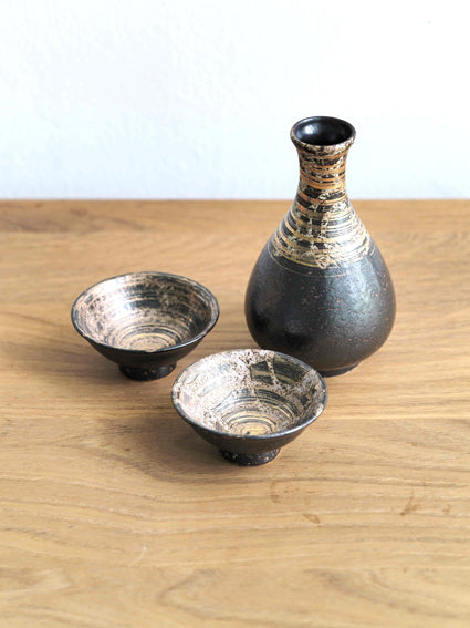 Sake Set in Gold-decorated ceramic