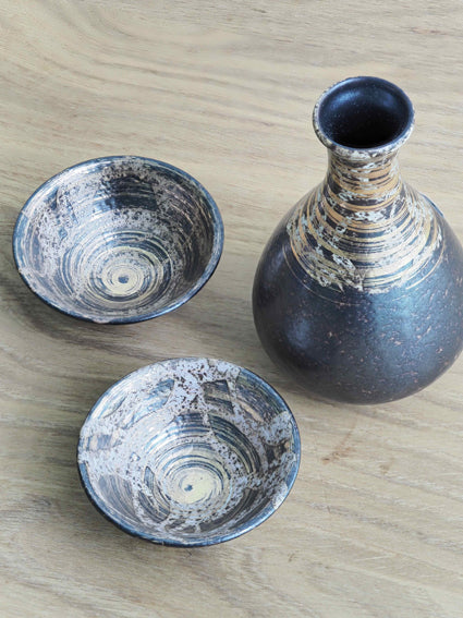 Sake Set in Gold-decorated ceramic